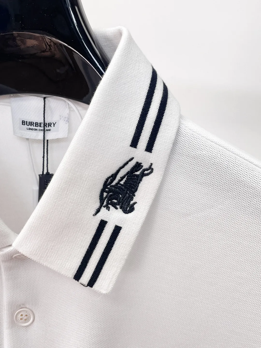 BURBERRY New Arrival Polo shirt, complete with three labels, original fabric, original customized accessories, official Same Style, using 210 grams of pure cotton pique fabric, customized same-tank dyed fabric, very comfortable and smooth to the touch, very wide and stylish, produced by a first-line brand on behalf of Factory, imported Behringer embroidery machine, embroidery is full and textured, imported Kangli direct-injection machine, printing is clear and textured, the collar rib is woven with imported yarn It will not lose shape after being worn for a long time. It is the most New Arrival style in spring and summer. It is fashionable and individual. It is super Versatile and looks good. It is very suitable for both men and women. It is a must-have for everyone. Size: S-XXL